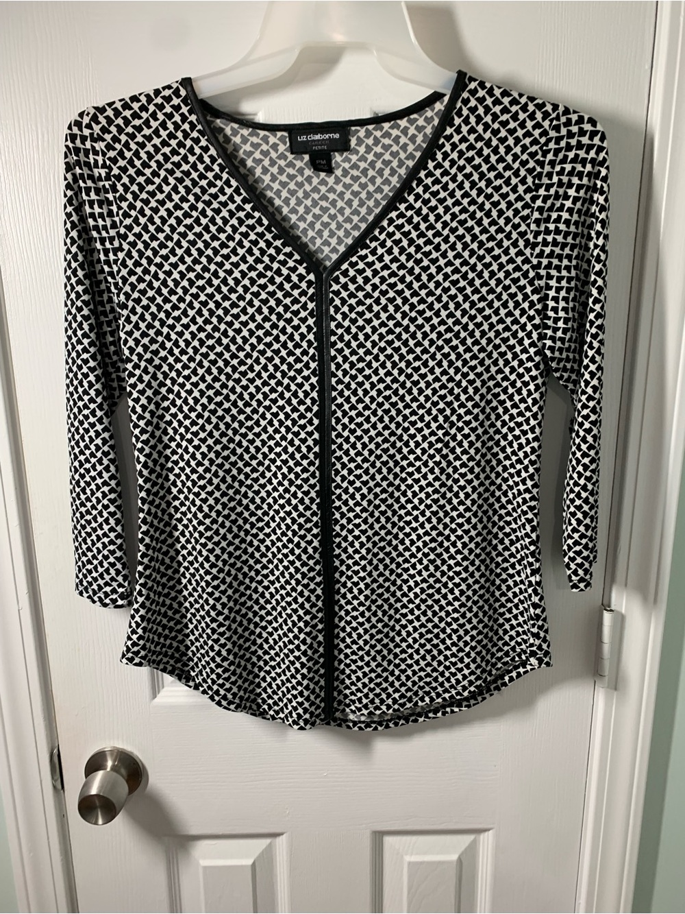 Liz Claiborne Black and White V‑Neck Geometric Print Top